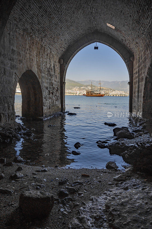 Alanya。火鸡历史船坞大厦五个船坞。Tersane Alanya造船厂